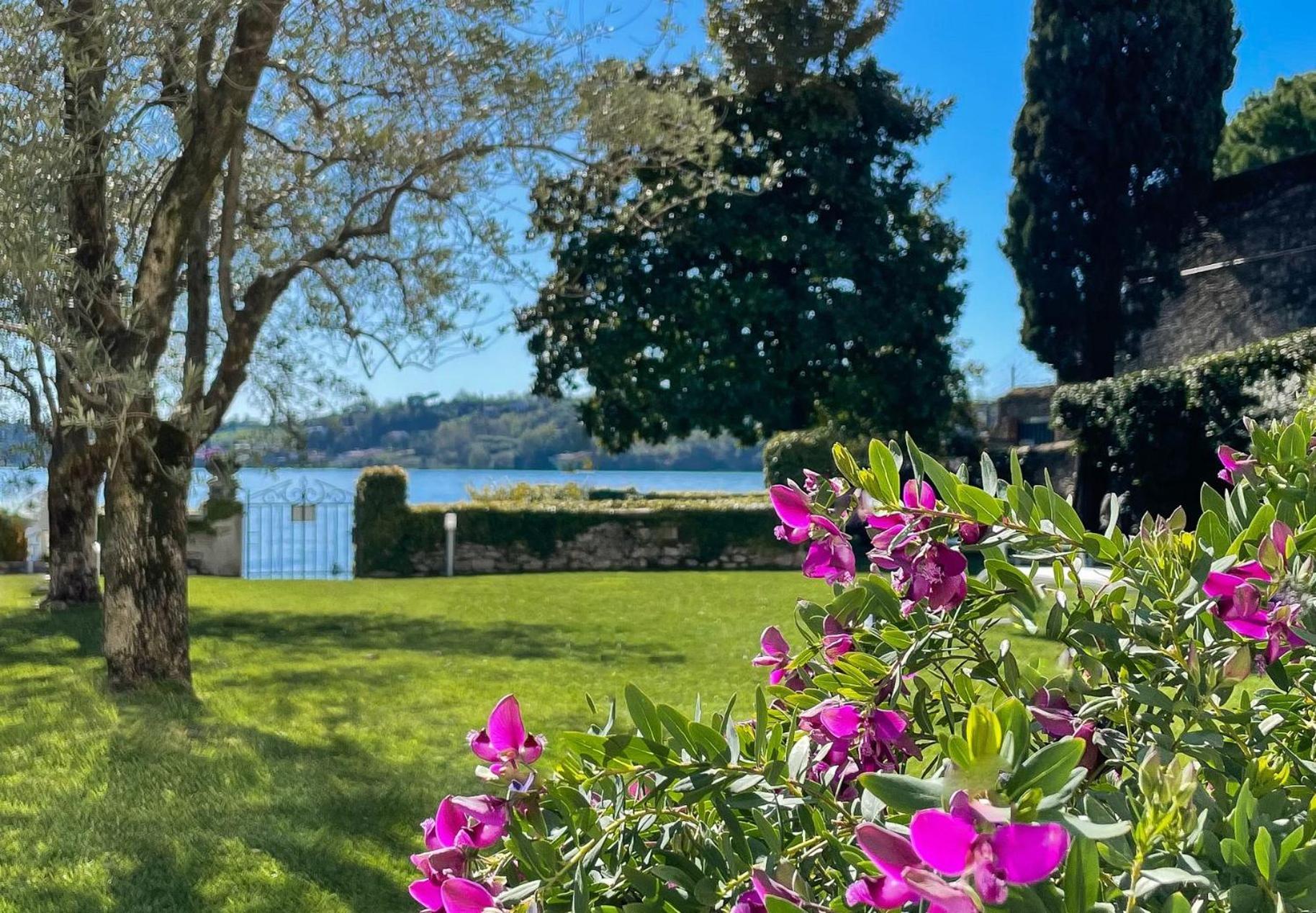 Luxury Lakeside Apartment Right On The Water Salò Extérieur photo